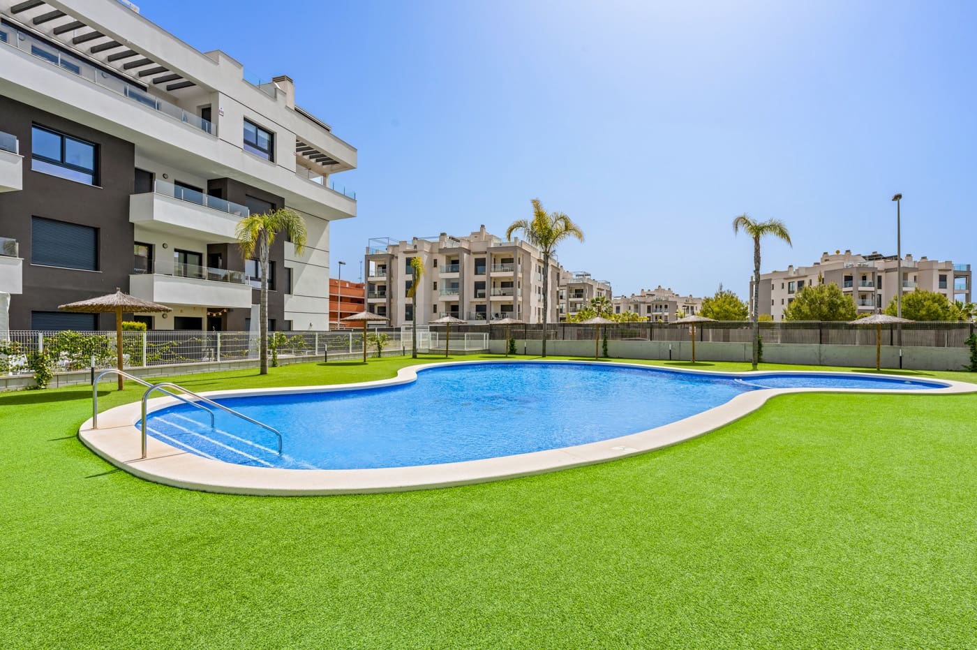 2 slaapkamer Penthouse te koop in Villamartin met zwembad - € 309.500 (Ref: 9779160)