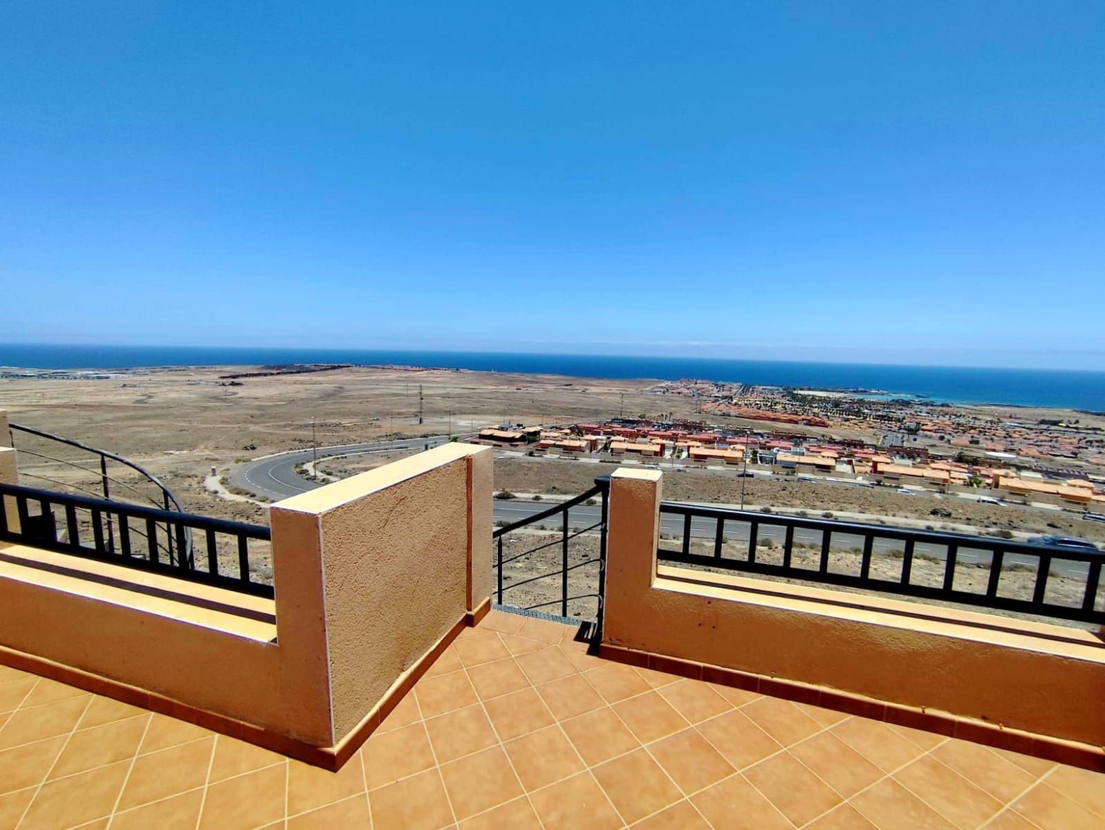 2 bedroom Townhouse for sale in Caleta de Fuste - € 220,000 (Ref: 10115407)