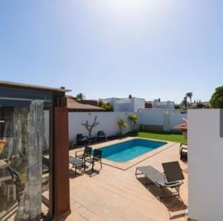 5 quarto Moradia para venda em Caleta de Fuste com piscina garagem - 780 000 € (Ref: 10123489)