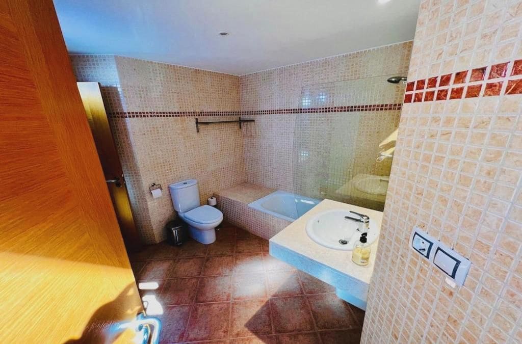 5 soverom Villa til salgs i Caleta de Fuste med svømmebasseng garasje - € 590 000 (Ref: 10154810)
