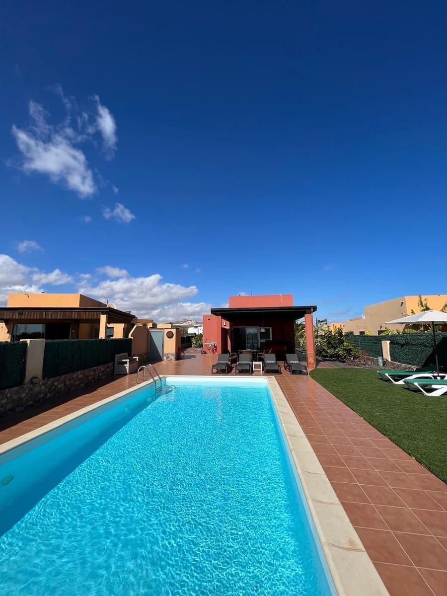 5 soverom Villa til salgs i Caleta de Fuste med svømmebasseng garasje - € 590 000 (Ref: 10154810)