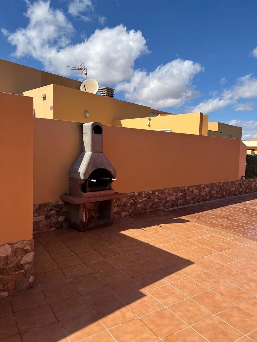 5 soverom Villa til salgs i Caleta de Fuste med svømmebasseng garasje - € 590 000 (Ref: 10154810)