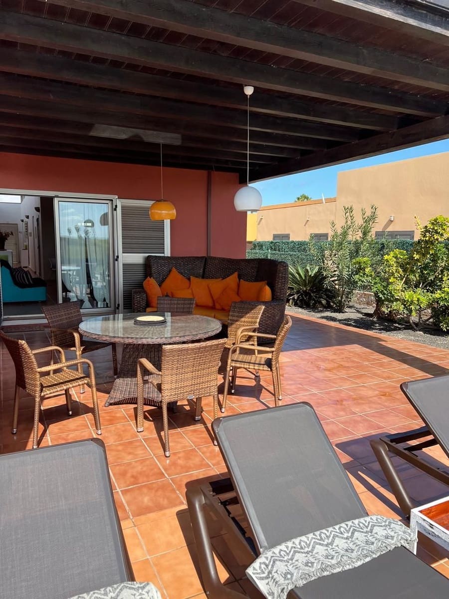 5 soverom Villa til salgs i Caleta de Fuste med svømmebasseng garasje - € 590 000 (Ref: 10154810)