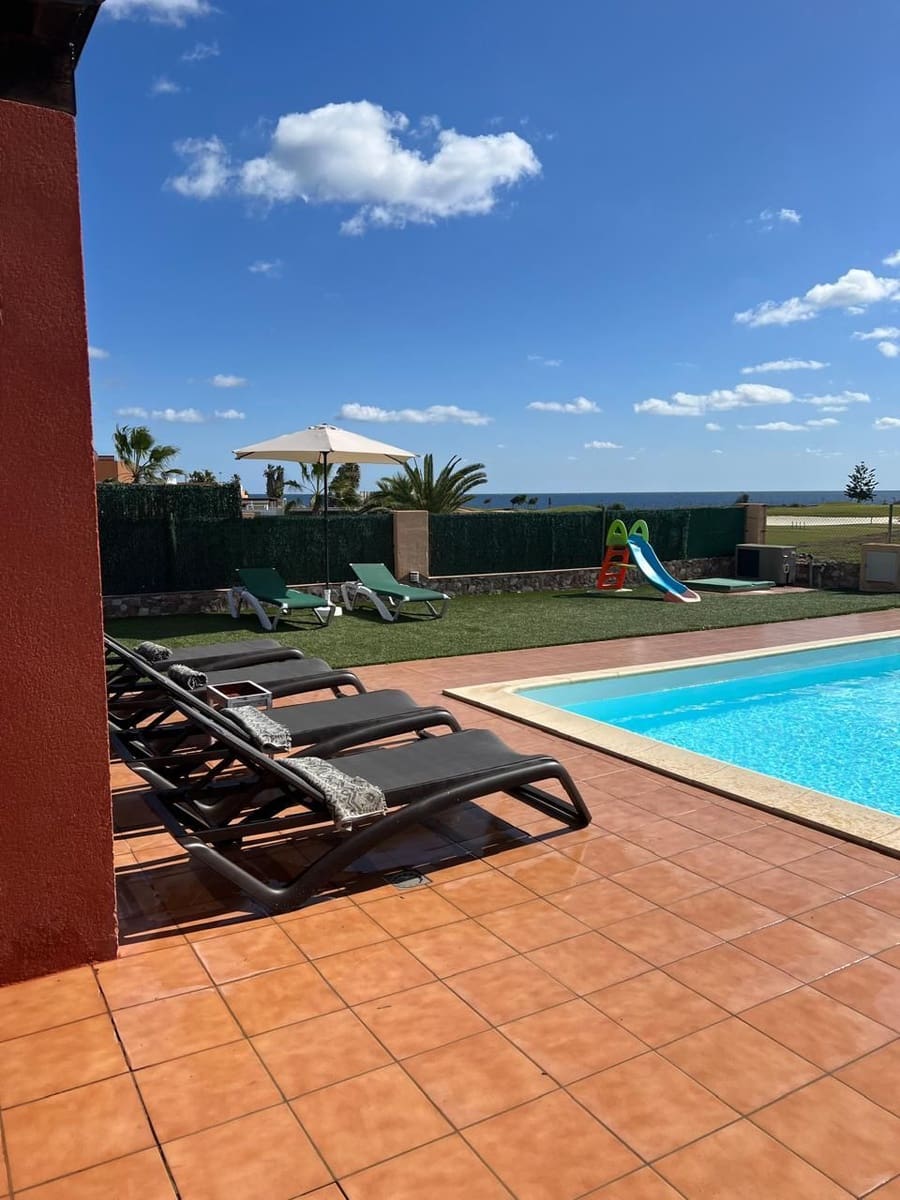 5 soverom Villa til salgs i Caleta de Fuste med svømmebasseng garasje - € 590 000 (Ref: 10154810)