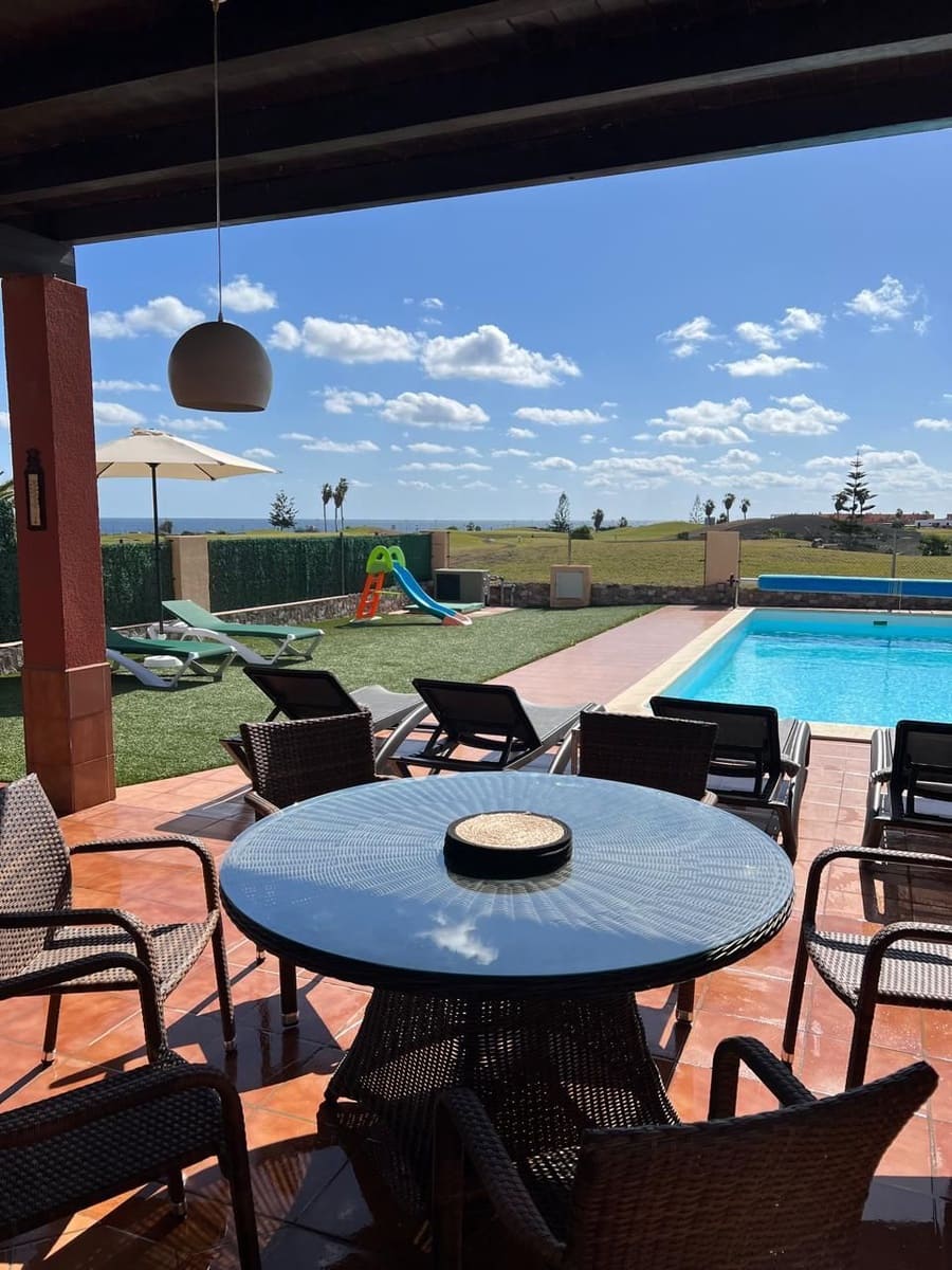 5 soverom Villa til salgs i Caleta de Fuste med svømmebasseng garasje - € 590 000 (Ref: 10154810)