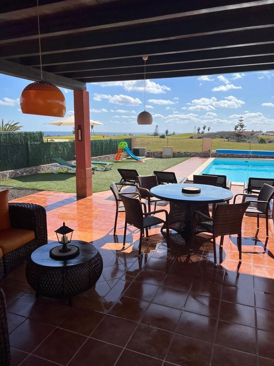 5 soverom Villa til salgs i Caleta de Fuste med svømmebasseng garasje - € 590 000 (Ref: 10154810)