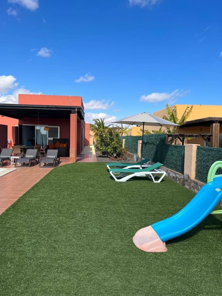 5 soverom Villa til salgs i Caleta de Fuste med svømmebasseng garasje - € 590 000 (Ref: 10154810)