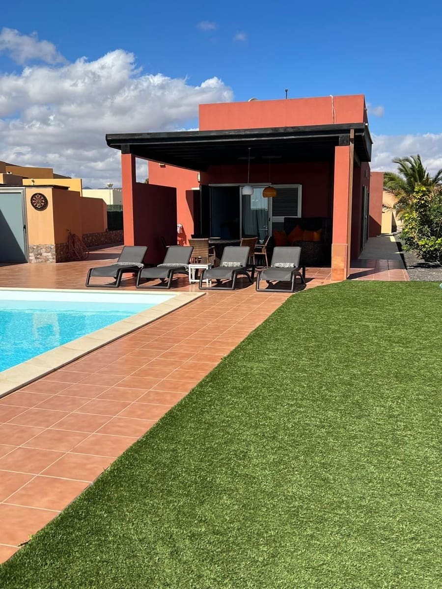 5 soverom Villa til salgs i Caleta de Fuste med svømmebasseng garasje - € 590 000 (Ref: 10154810)