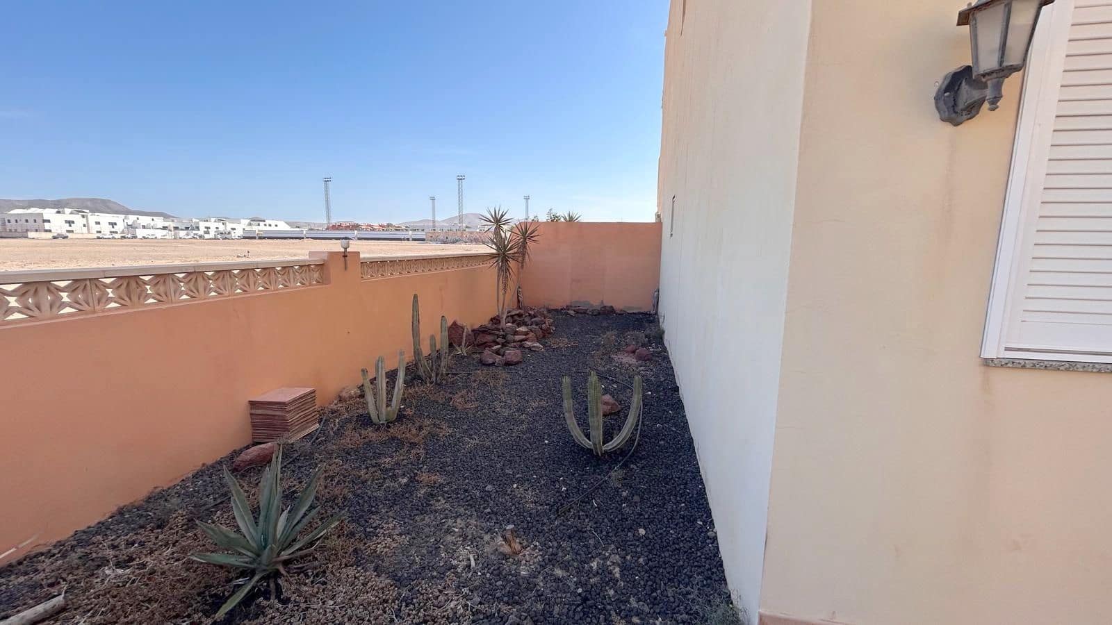 2 bedroom Flat for sale in El Cotillo - € 300,000 (Ref: 10161038)