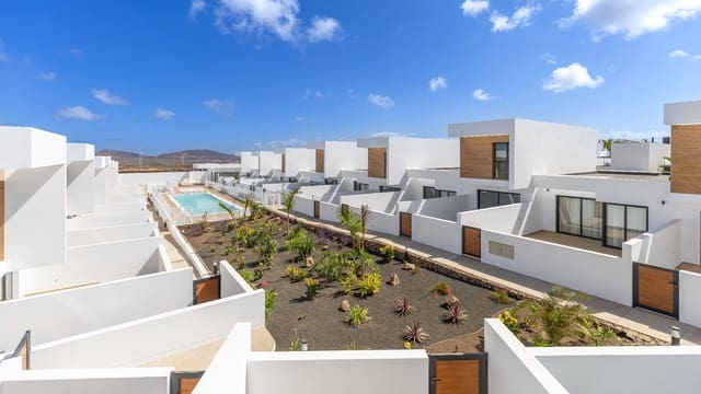 2 soveværelse Semi-Rækkehus til salg i Villaverde, La Oliva med swimmingpool garage - € 277.000 (Ref: 10182637)