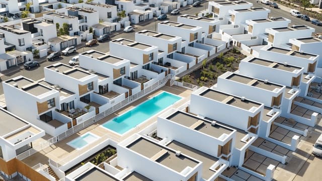 2 soveværelse Semi-Rækkehus til salg i Villaverde, La Oliva med swimmingpool garage - € 277.000 (Ref: 10182637)