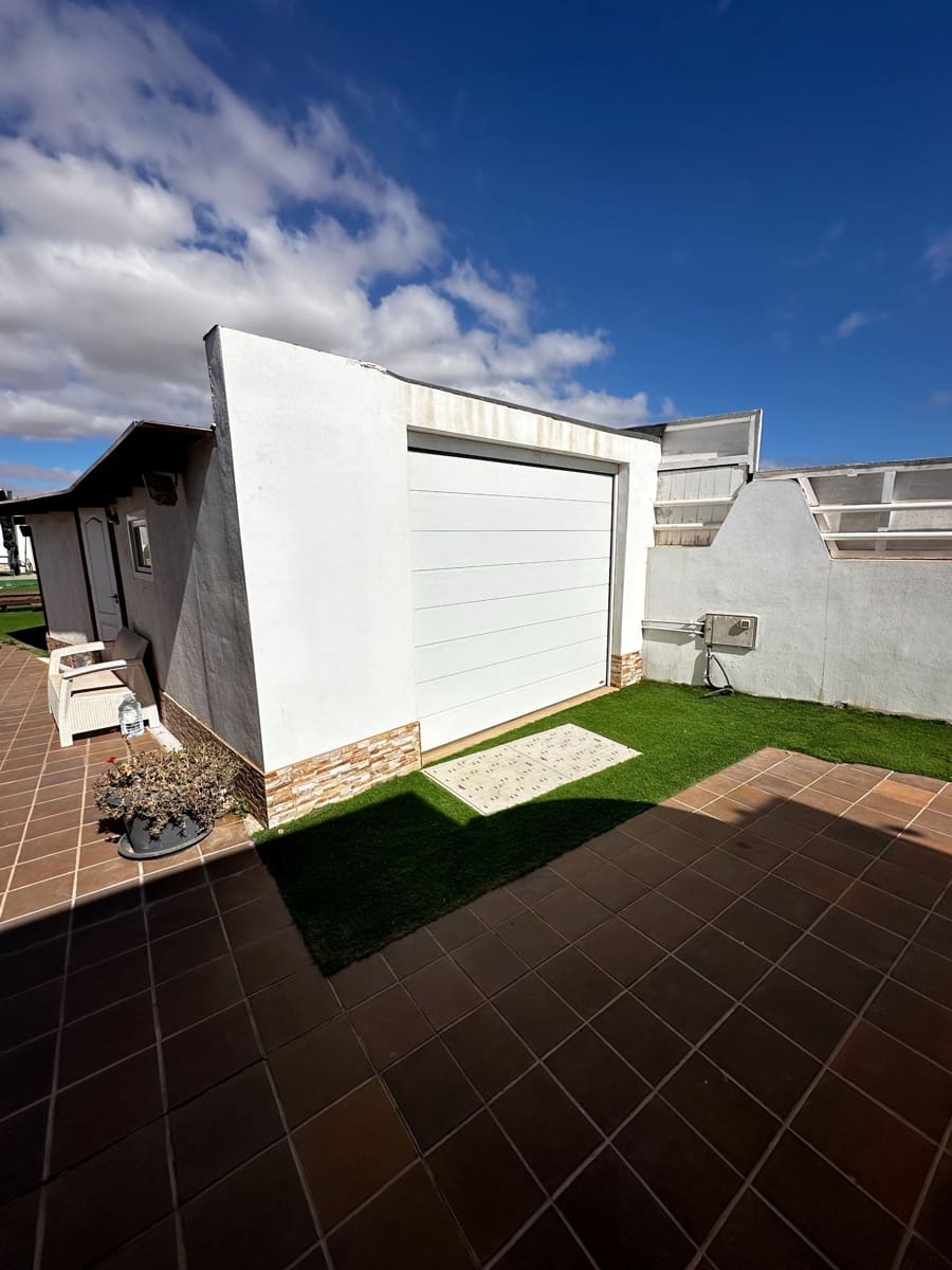 4 soveværelse Villa til salg i Caleta de Fuste med swimmingpool garage - € 760.000 (Ref: 8174578)