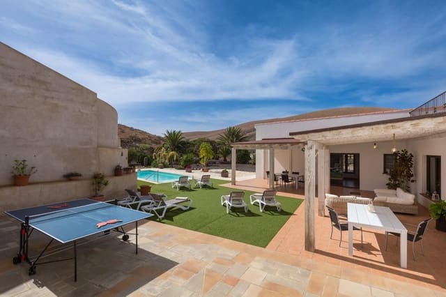 4 bedroom Villa for sale in Pájara with pool garage - € 980,000 (Ref: 8317669)