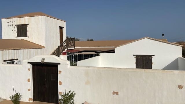 3 soveværelse Villa til salg i Tuineje med swimmingpool garage - € 469.000 (Ref: 9000961)