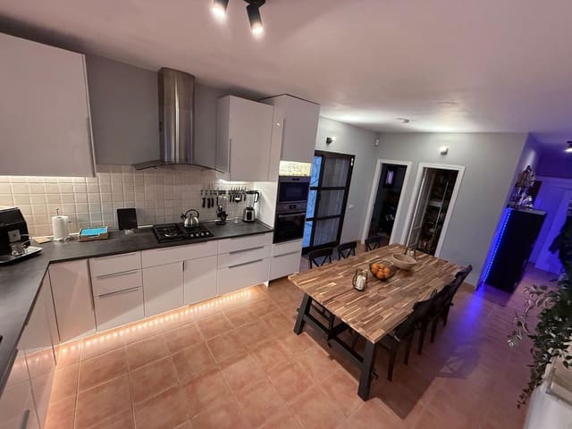 3 bedroom Villa for sale in Triquivijate, Antigua with pool garage - € 499,000 (Ref: 9142658)