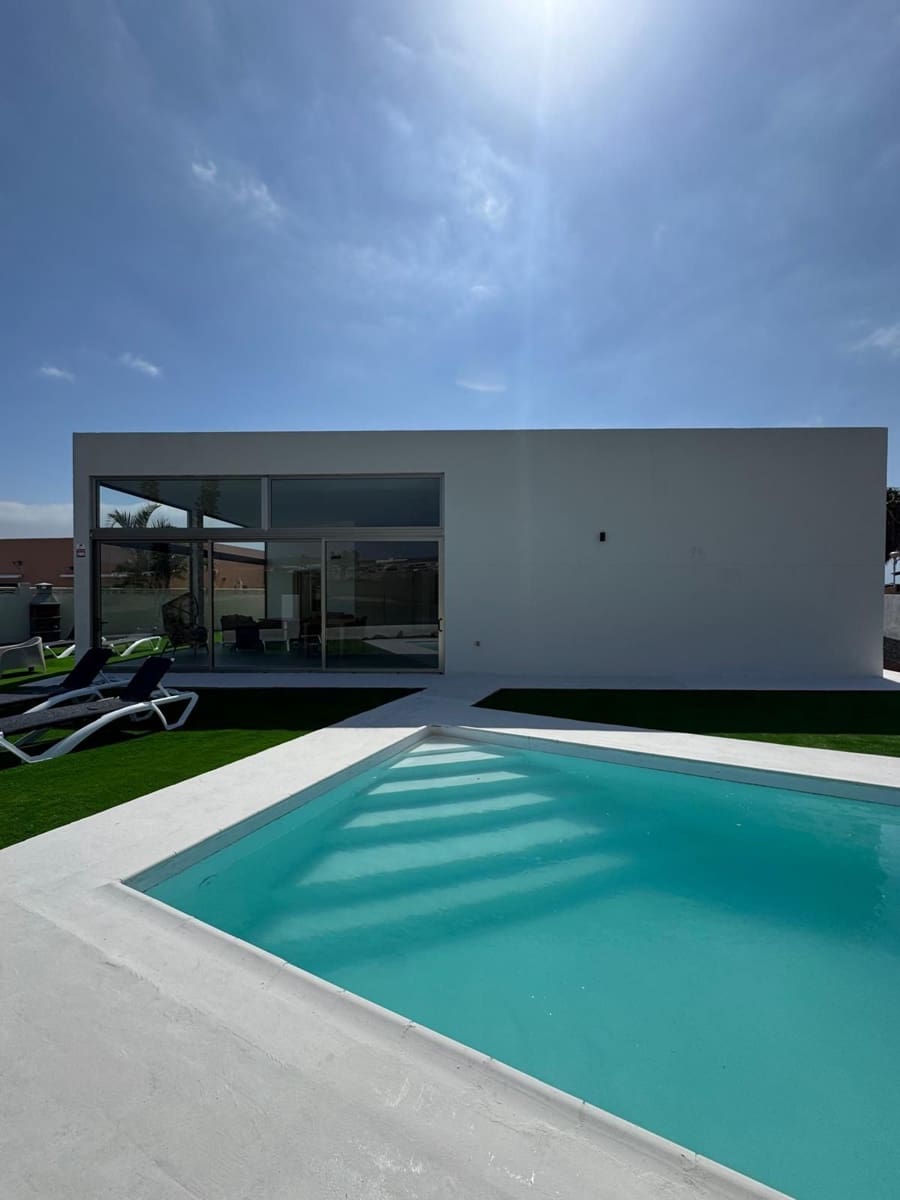 4 soveværelse Villa til salg i Caleta de Fuste med swimmingpool - € 675.000 (Ref: 9242736)