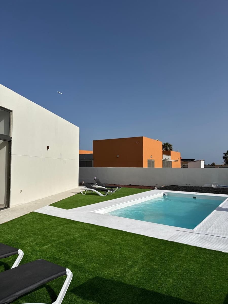 4 soveværelse Villa til salg i Caleta de Fuste med swimmingpool - € 675.000 (Ref: 9242736)
