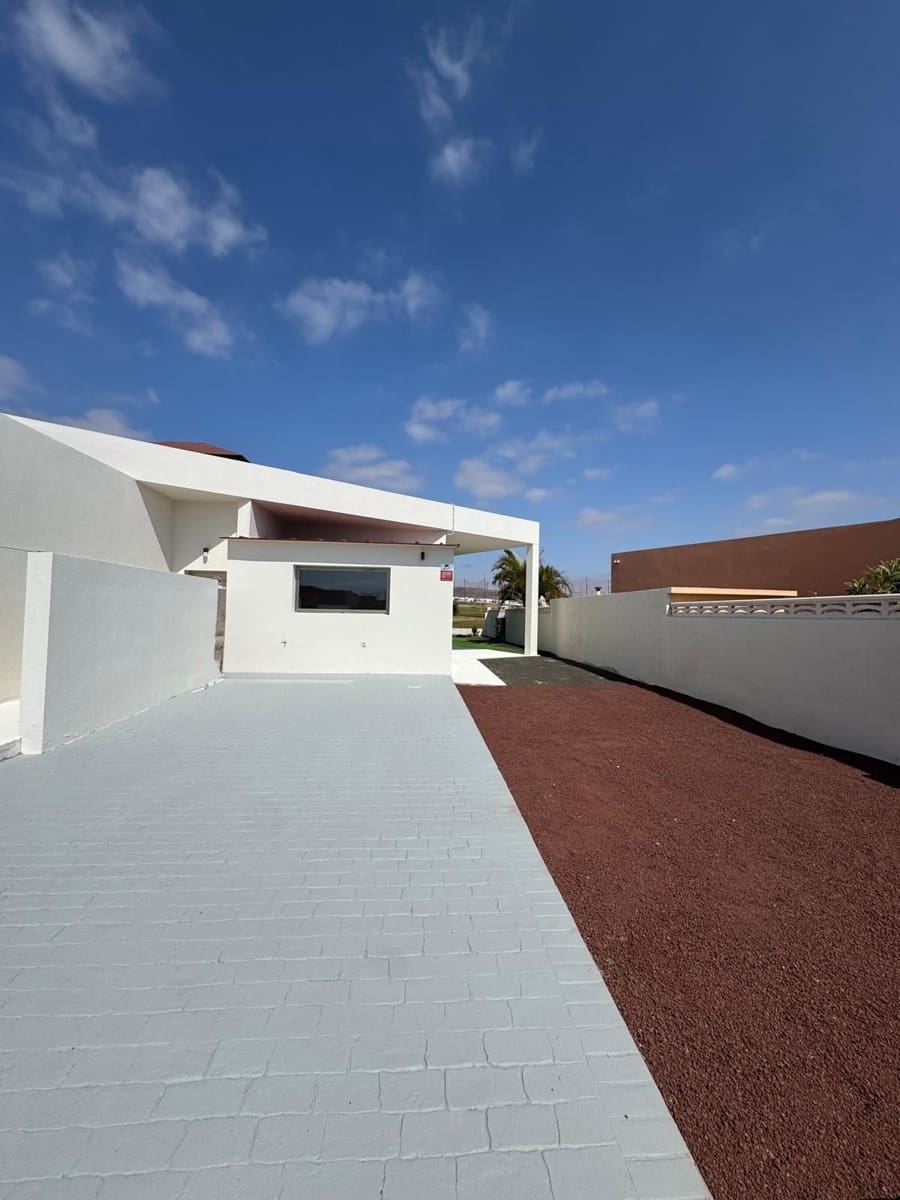 4 soveværelse Villa til salg i Caleta de Fuste med swimmingpool - € 675.000 (Ref: 9242736)