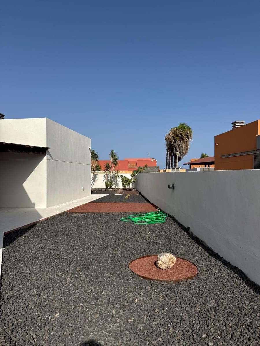 4 soveværelse Villa til salg i Caleta de Fuste med swimmingpool - € 675.000 (Ref: 9242736)