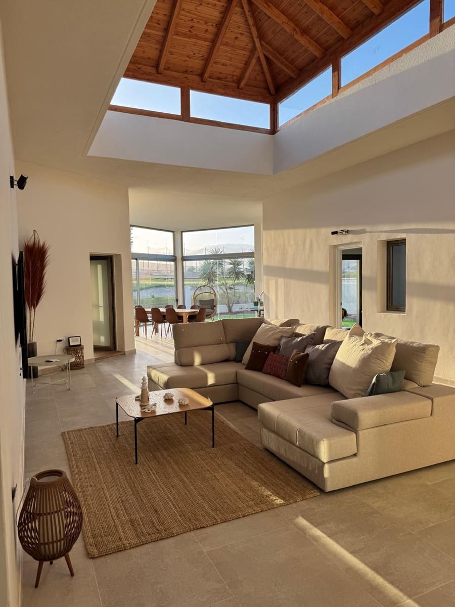 4 soveværelse Villa til salg i Caleta de Fuste med swimmingpool - € 675.000 (Ref: 9242736)