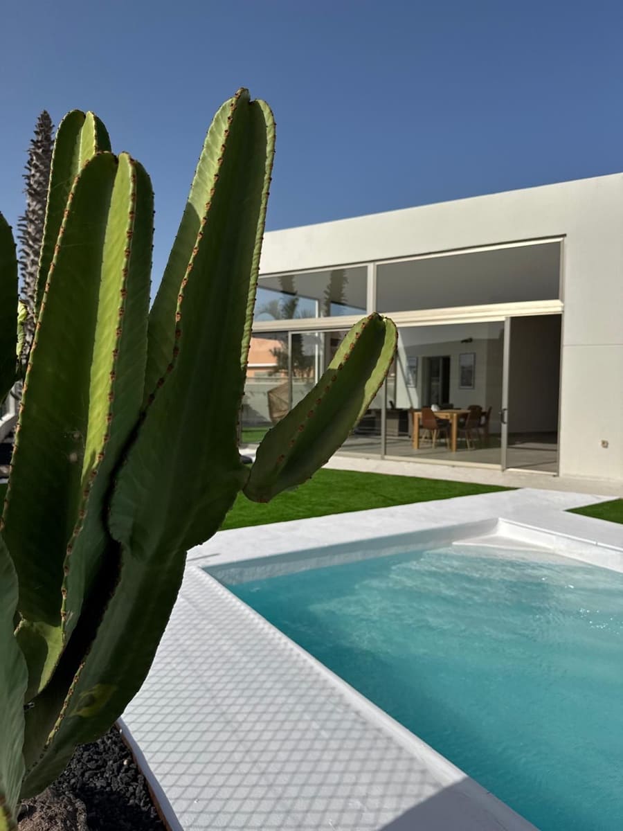 4 soveværelse Villa til salg i Caleta de Fuste med swimmingpool - € 675.000 (Ref: 9242736)