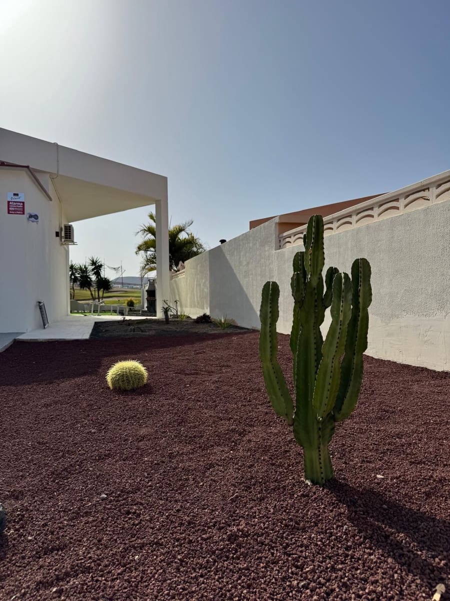 4 soveværelse Villa til salg i Caleta de Fuste med swimmingpool - € 675.000 (Ref: 9242736)