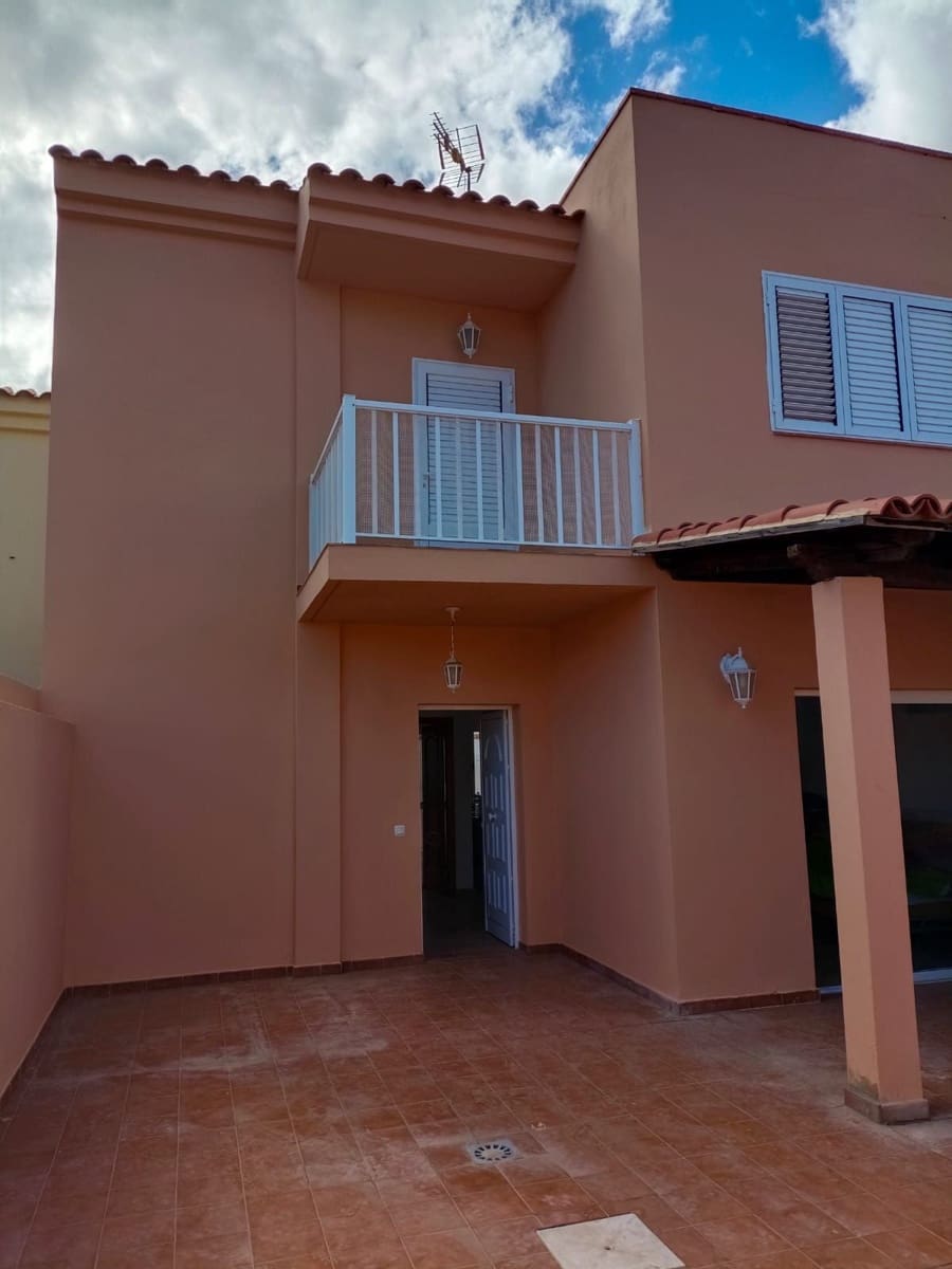 3 bedroom Townhouse for sale in Gran Tarajal - € 295,000 (Ref: 9294210)