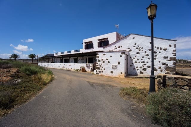 5 bedroom Finca/Country House for sale in La Oliva with garage - € 460,000 (Ref: 9406420)