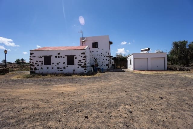5 bedroom Finca/Country House for sale in La Oliva with garage - € 460,000 (Ref: 9406420)