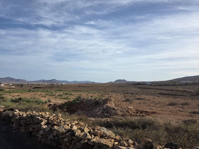 Grunde uden byggetilladelser til salg i Antigua - € 65.000 (Ref: 9410668)