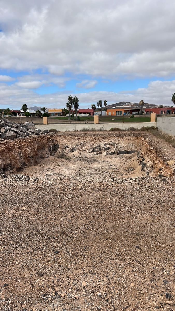 Ubebygd land til salgs i Antigua - € 145 000 (Ref: 9445890)