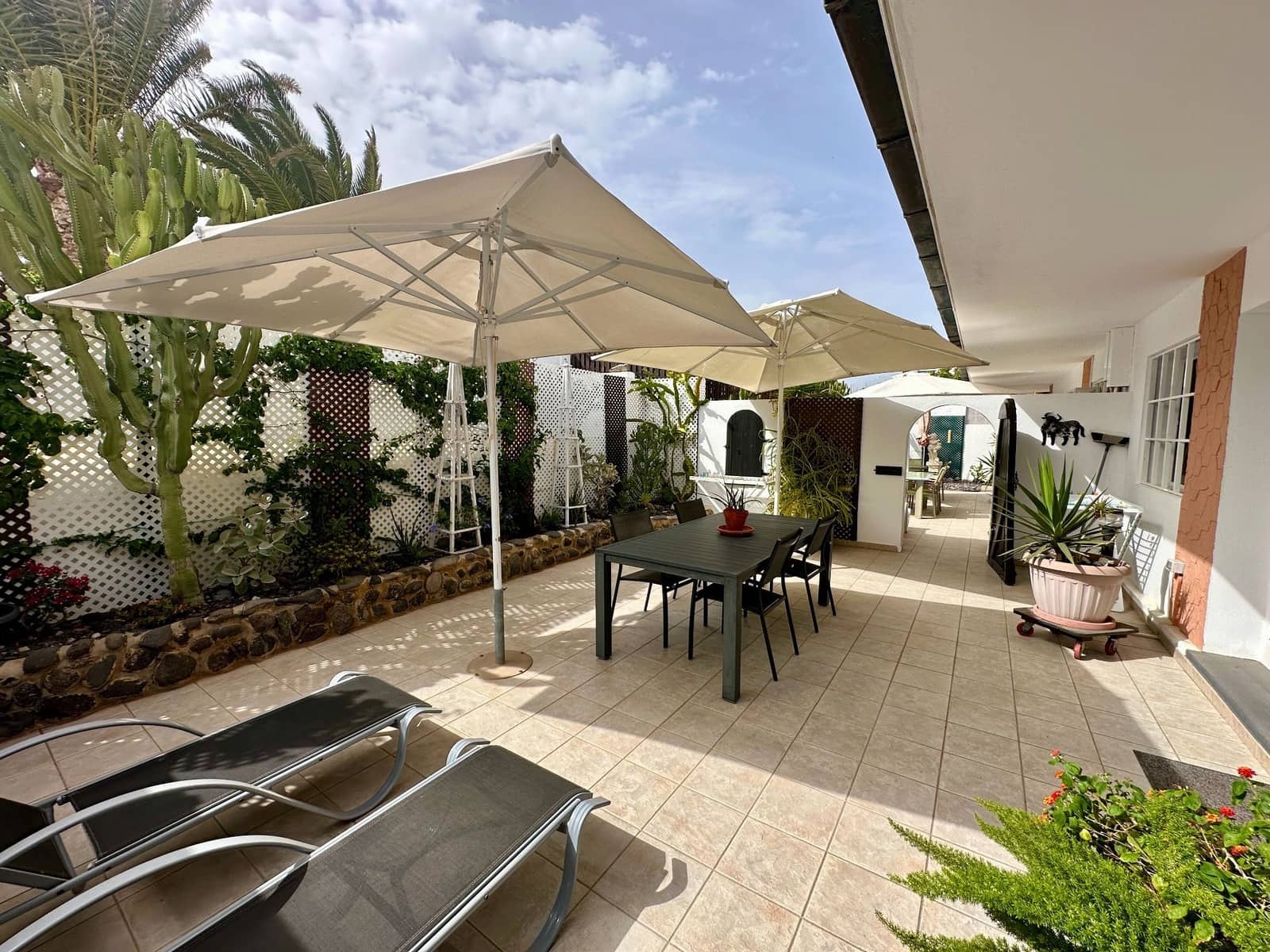 4 soveværelse Villa til salg i Caleta de Fuste med swimmingpool garage - € 890.000 (Ref: 9747704)