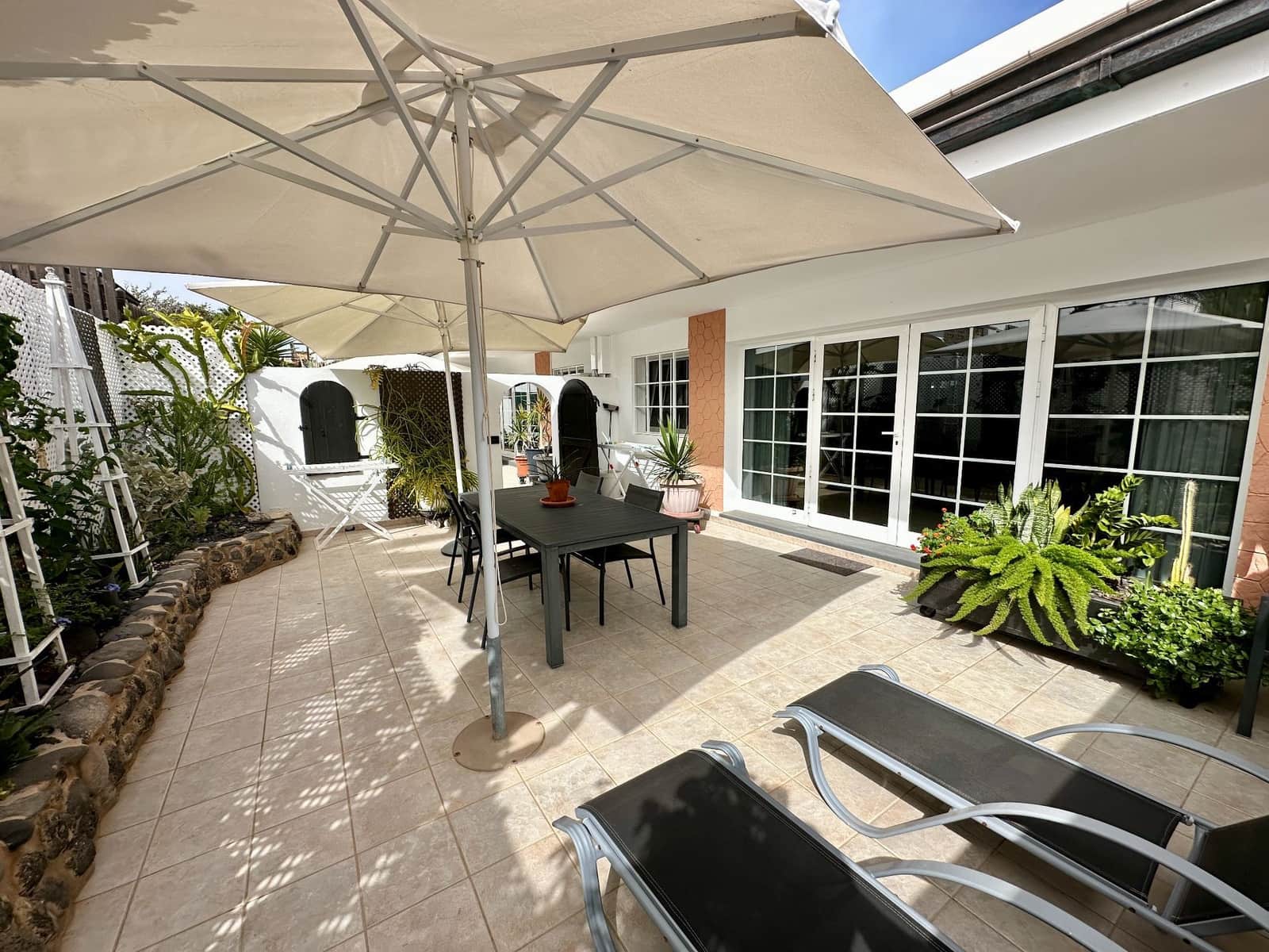 4 soveværelse Villa til salg i Caleta de Fuste med swimmingpool garage - € 890.000 (Ref: 9747704)