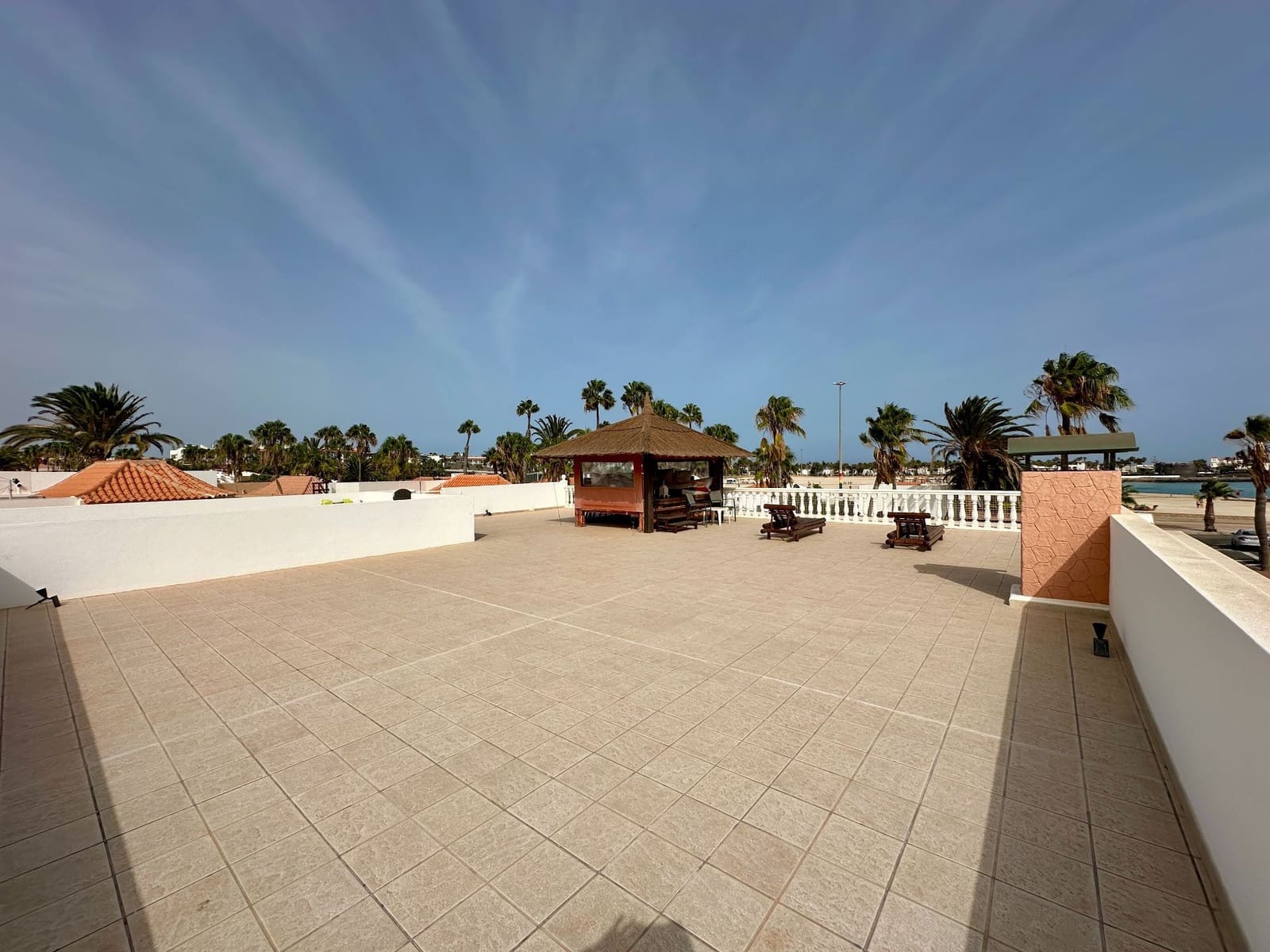 4 soveværelse Villa til salg i Caleta de Fuste med swimmingpool garage - € 890.000 (Ref: 9747704)