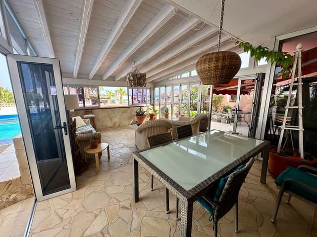 4 soveværelse Villa til salg i Caleta de Fuste, Antigua med swimmingpool garage - € 890.000 (Ref: 9747704)