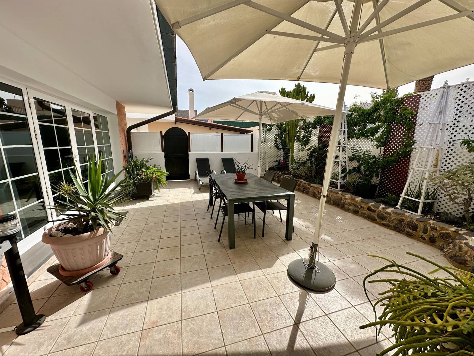 4 soveværelse Villa til salg i Caleta de Fuste med swimmingpool garage - € 890.000 (Ref: 9747704)