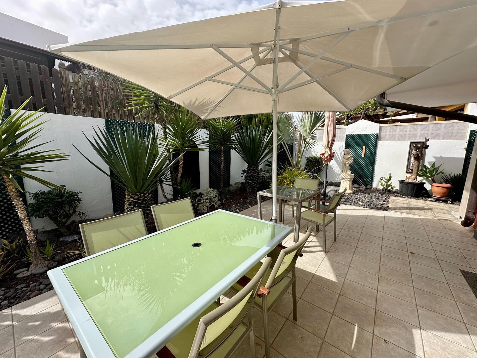 4 soveværelse Villa til salg i Caleta de Fuste med swimmingpool garage - € 890.000 (Ref: 9747704)