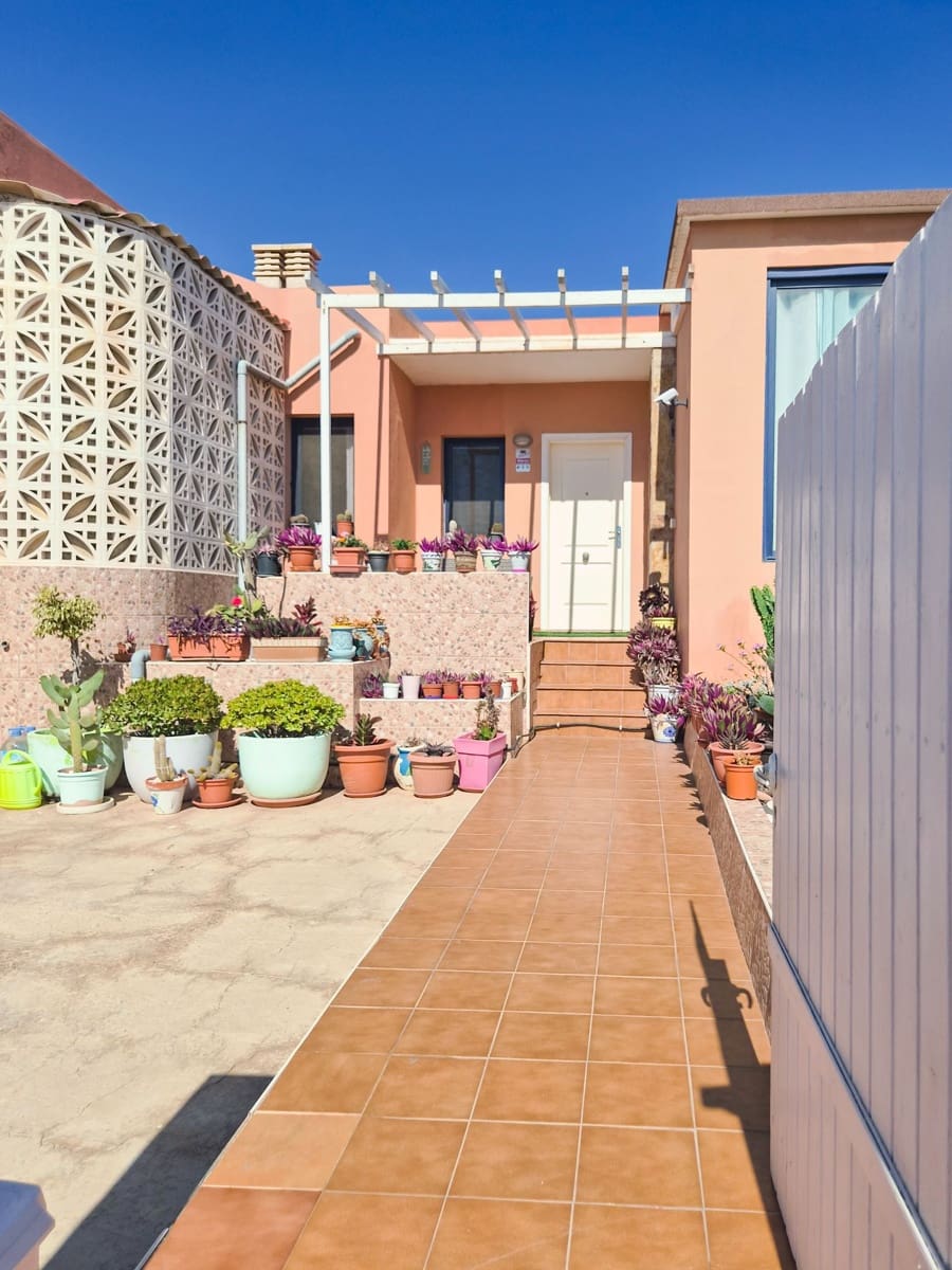 2 slaapkamer Halfvrijstaande villa te koop in Caleta de Fuste - € 249.000 (Ref: 9811300)