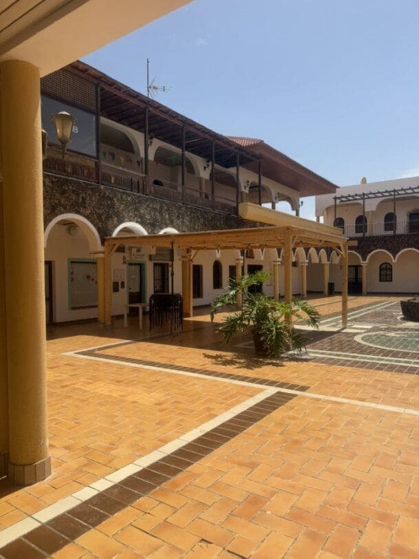 2 bedroom Commercial for sale in Parque Holandes - € 80,000 (Ref: 9815652)