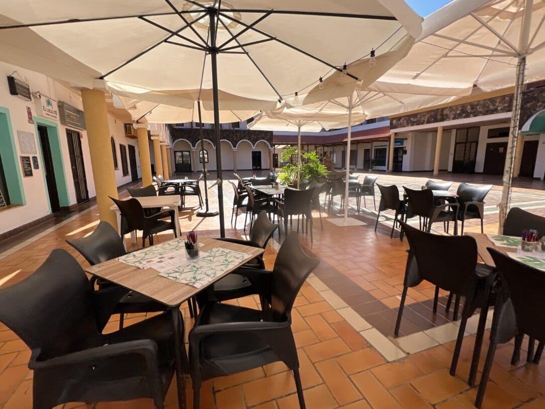 2 bedroom Commercial for sale in Parque Holandes - € 80,000 (Ref: 9815652)