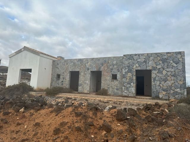 4 bedroom Villa for sale in Villaverde, La Oliva - € 395,000 (Ref: 9819967)