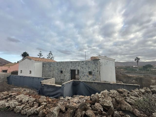 4 bedroom Villa for sale in Villaverde, La Oliva - € 395,000 (Ref: 9819967)
