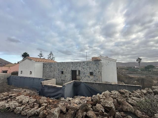 4 bedroom Villa for sale in Villaverde, La Oliva - € 395,000 (Ref: 9819967)