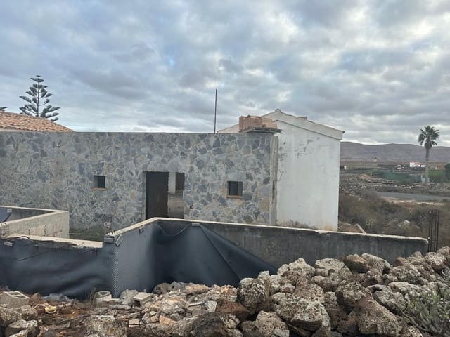 4 bedroom Villa for sale in Villaverde, La Oliva - € 395,000 (Ref: 9819967)