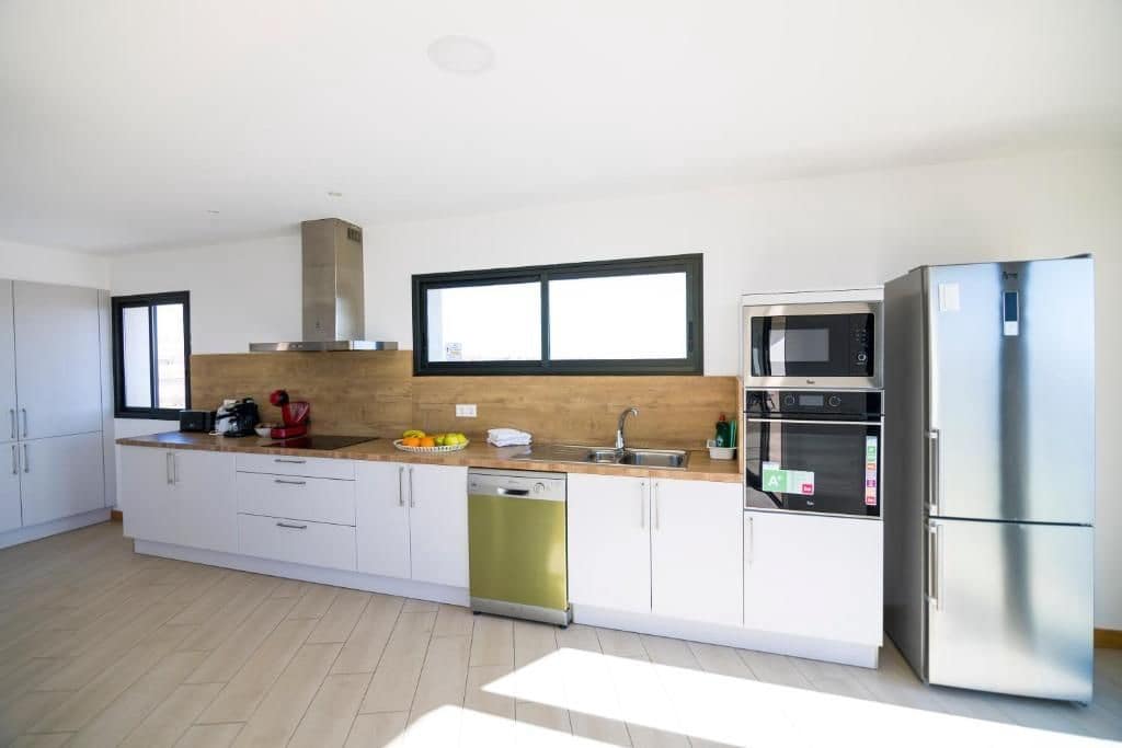 5 bedroom Villa for sale in Antigua - € 1,100,000 (Ref: 9866656)