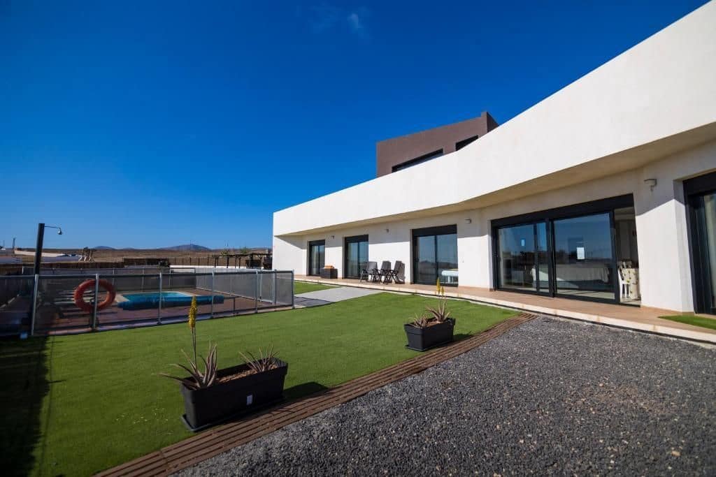 5 bedroom Villa for sale in Antigua - € 1,100,000 (Ref: 9866656)