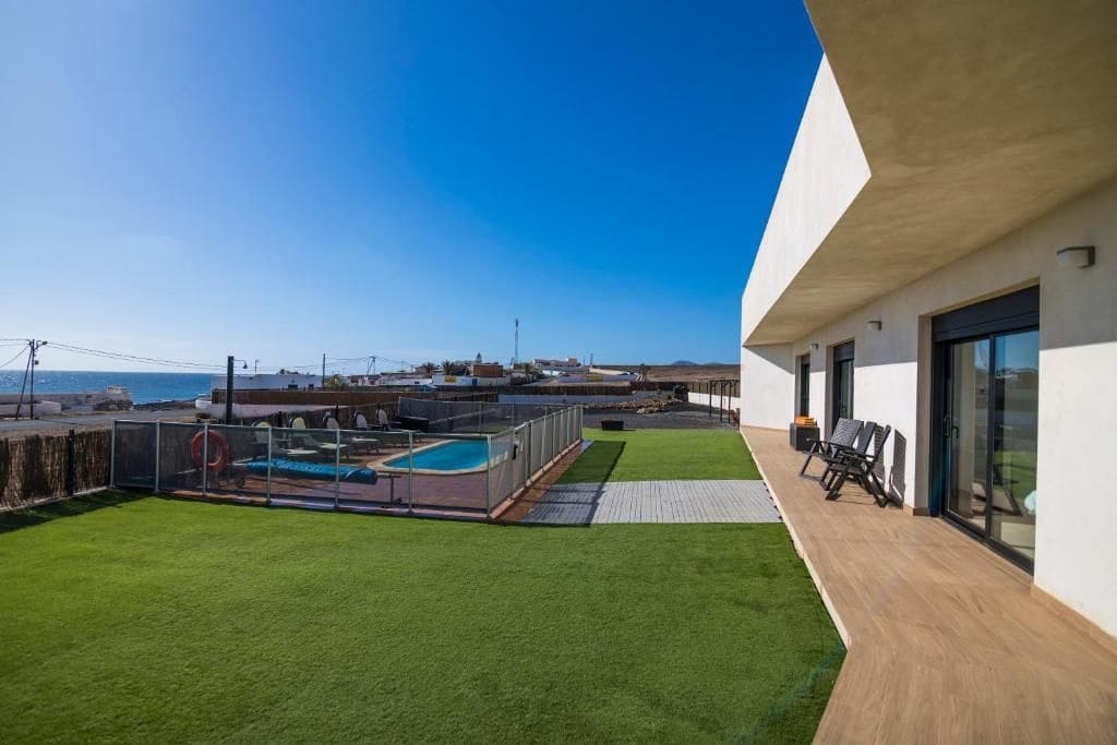 5 bedroom Villa for sale in Antigua - € 1,100,000 (Ref: 9866656)