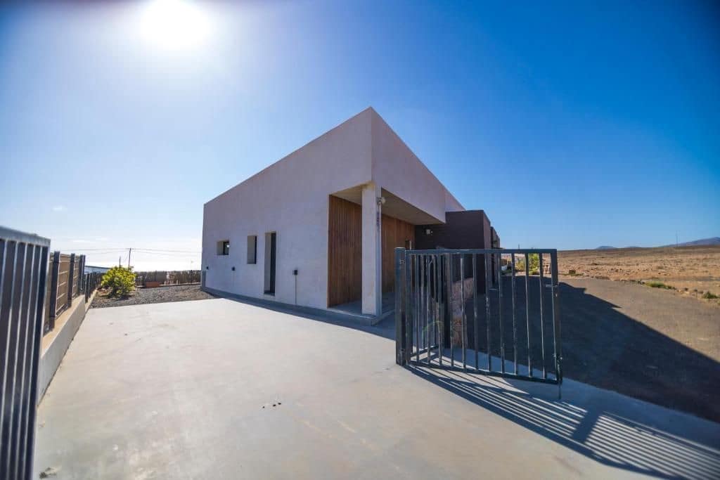 5 bedroom Villa for sale in Antigua - € 1,100,000 (Ref: 9866656)