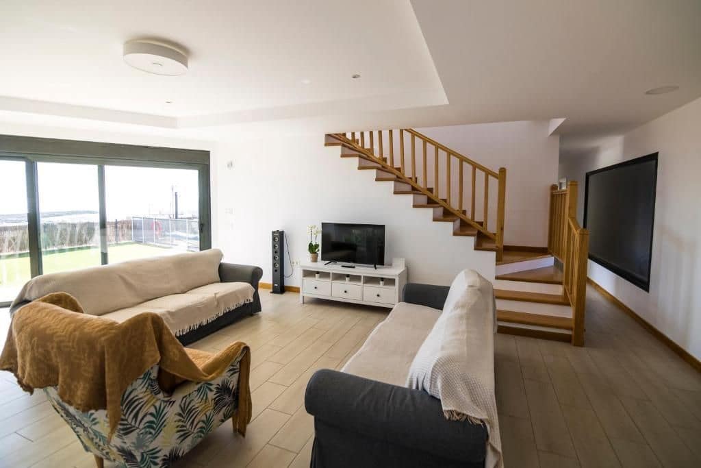 5 bedroom Villa for sale in Antigua - € 1,100,000 (Ref: 9866656)