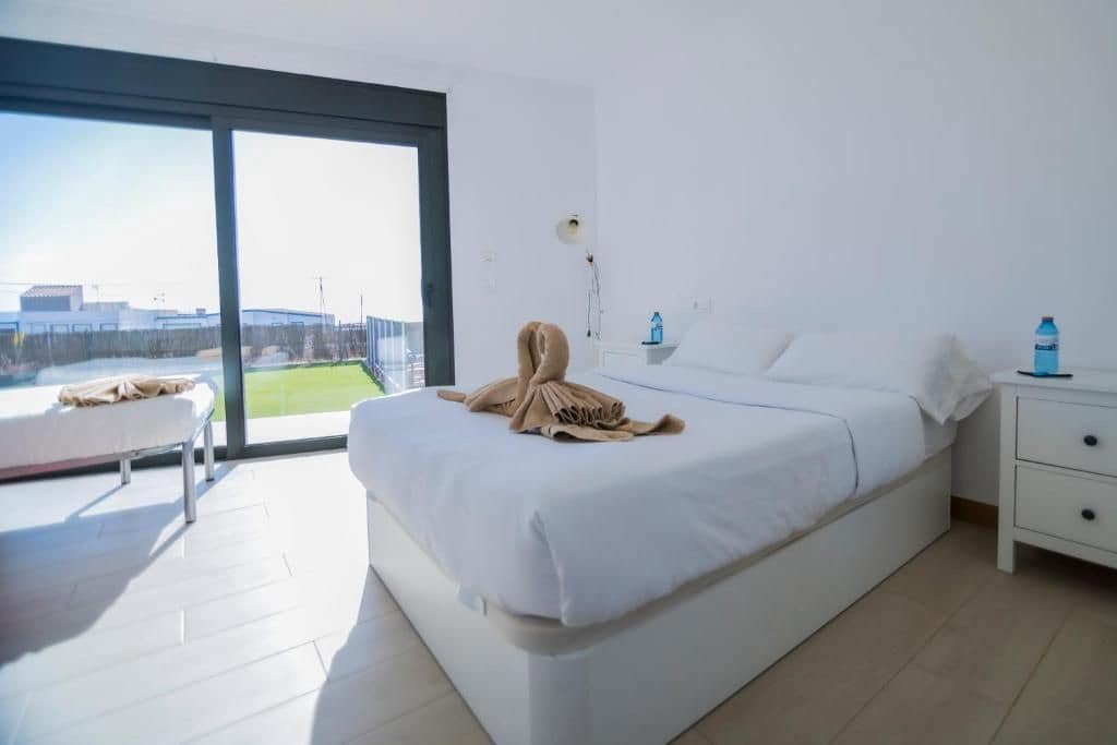 5 bedroom Villa for sale in Antigua - € 1,100,000 (Ref: 9866656)